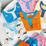 Bộ cộc Minky thun lạnh áo cổ trụ phối màu viền họa tiết in rơi size nhỏ 80-120 cho bé - Image 4