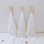 Khăn sữa 6 lớp Monona mẫu trắng in họa tiết vải mềm mại cho bé (hộp 3 cái) - Image 2