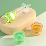Dụng cụ ống bóp bón thuoc /sữa hình ếch cho bé có đầu silicon mềm kèm hộp đựng - Image 3