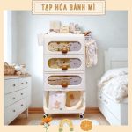 Kệ nhựa 4 tầng Honper Bear HP545 có bánh xe di chuyển tiện lợi kèm giỏ đựng đồ cho bé
